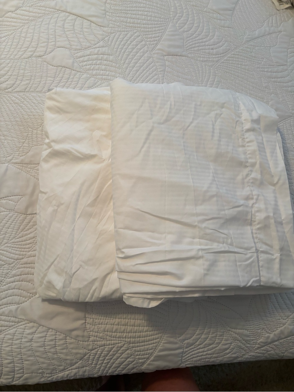 Hilton Classic White king fitted and Flat sheet Set New Unused